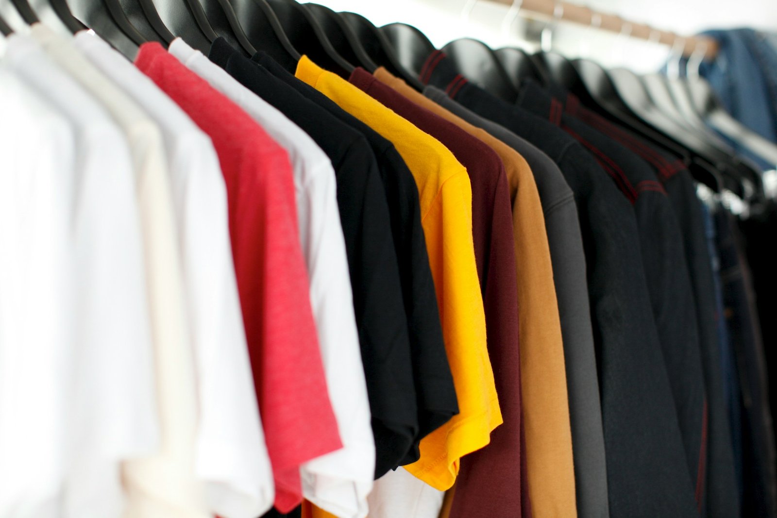 Ropa colgada en perchero
